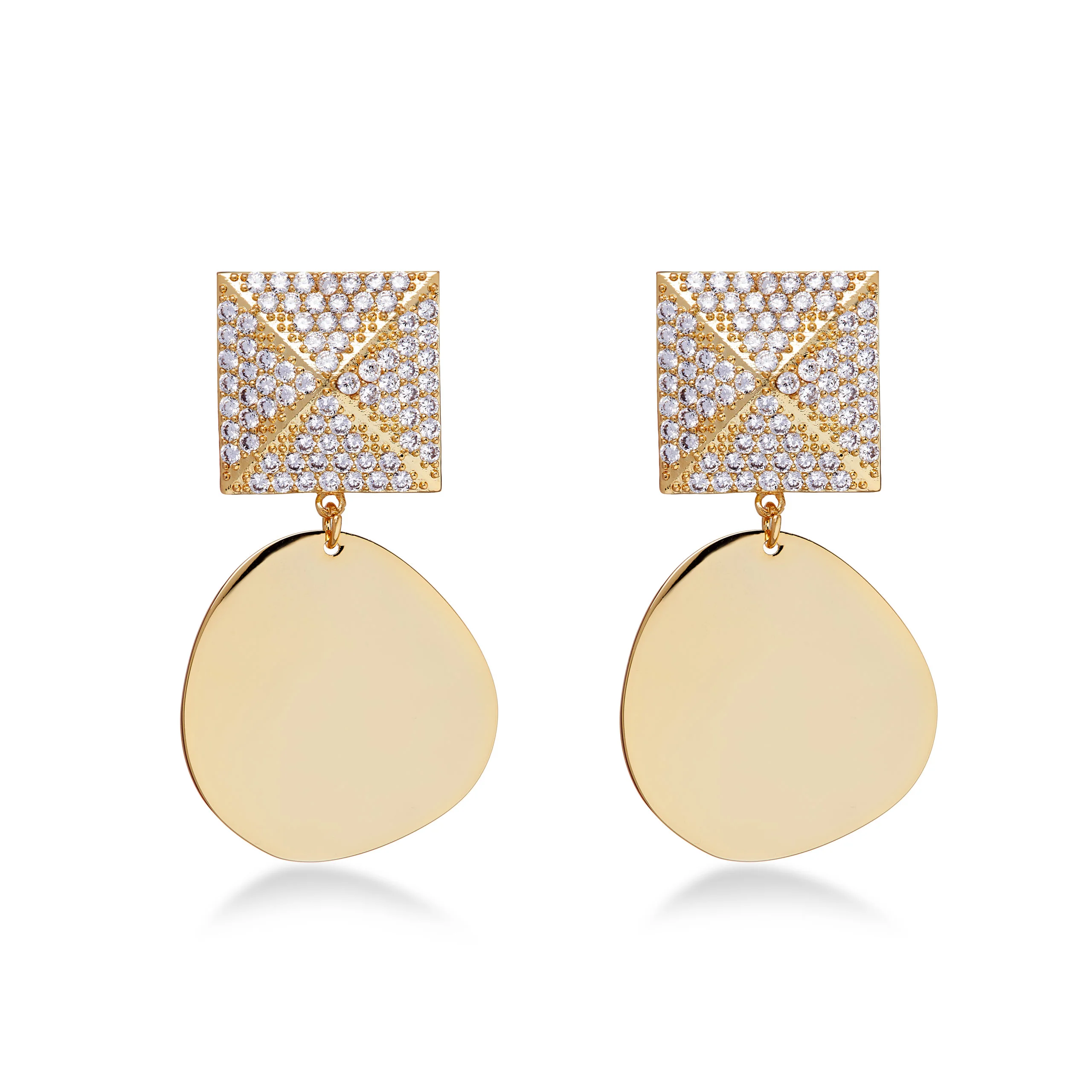 Glamorous 3D zircon encrusted large cube made in brass with 18 carat Gold plating. Linked with a mirror finished
